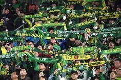 天博体育-北京国安赛后国安球迷接受采访