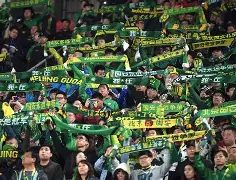 北京国安赛后国安球迷接受采访