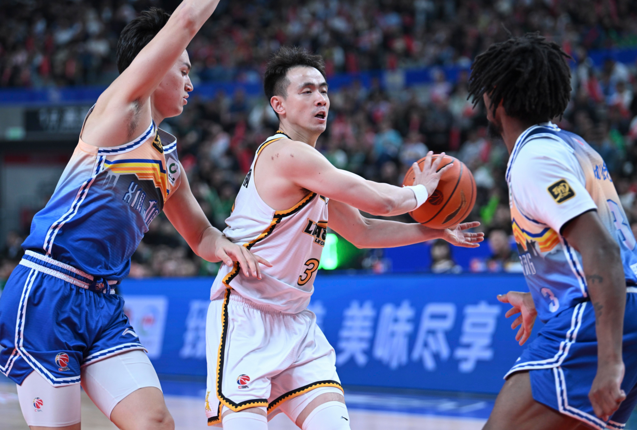 NBA总决赛今晨走向成谜；辽宁本钢篮板制胜；更衣室稳定；临场指挥获称赞