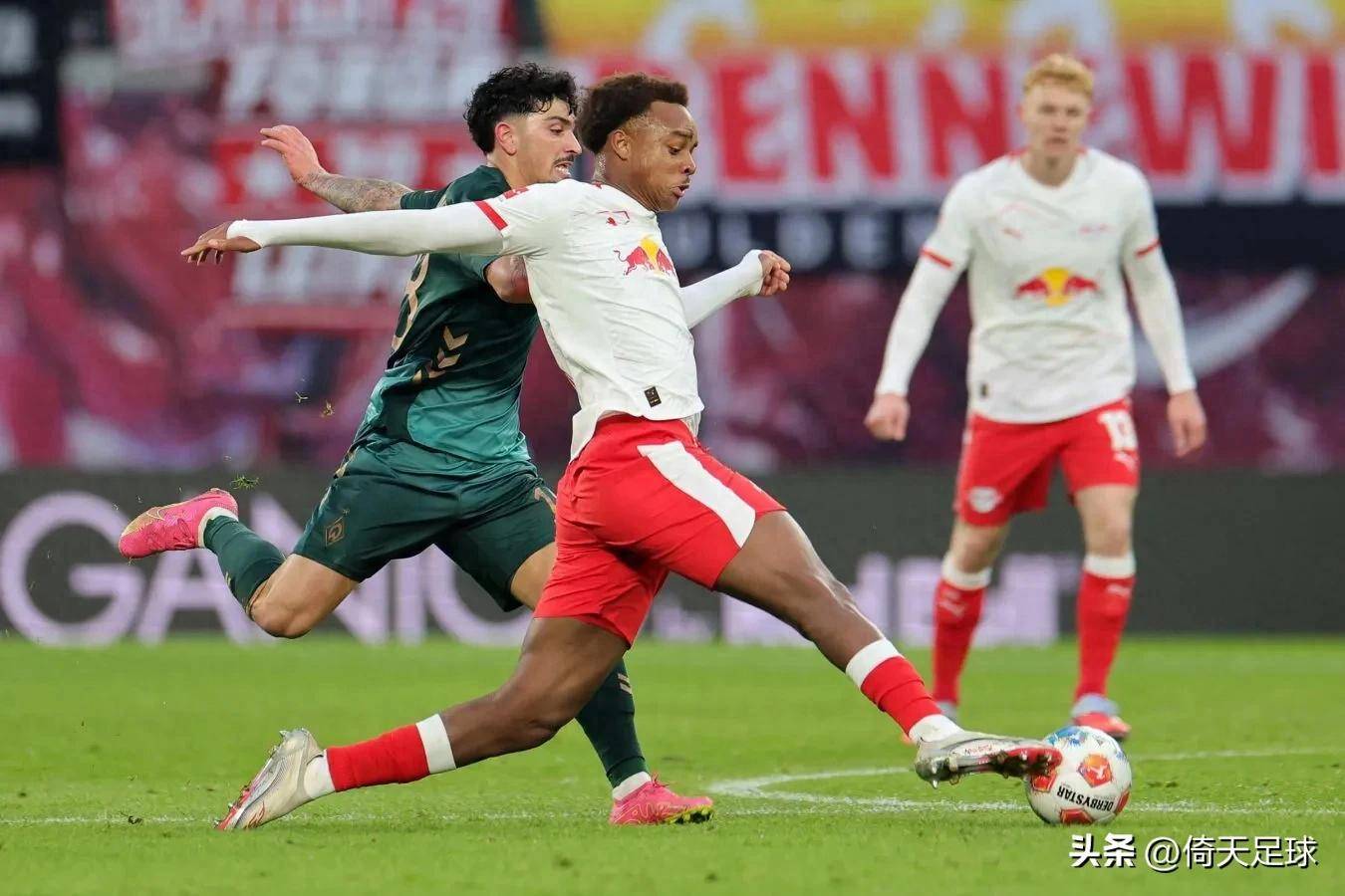 意甲关键时刻走向成谜；门兴格拉德巴赫远射贴柱；态度坚定；心理建设被强调